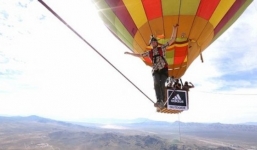 Hãi hùng chàng trai đi trên dây nối 2 khinh khí cầu đang bay ở độ cao 1.200m
