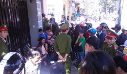 Chồng đâm chết vợ rồi điên cuồng dí điện, cắt tay tự sát