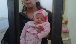 Bé gái 16 tháng tuổi ngồi tù cùng mẹ