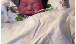 Mẹ nguy kịch vì tai nạn giao thông vẫn cố sinh con trước khi qua đời