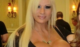 Bà mẹ 6 con có bộ ngực 'khủng' nặng 18 kg