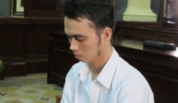 Hí hửng lột đồ bé gái ở bãi đất trống rồi...