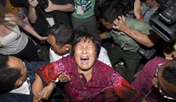 Người nhà hành khách MH370 phẫn nộ trước “sự giả dối” của quan chức Malaysia Airlines