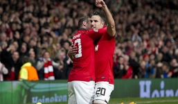 Van Persie lập hat-trick, Man Utd bay thẳng vào tứ kết