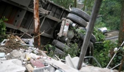 Nóng từ địa phương ngày 21/3: Quảng Ninh - Xe ô tô tải đâm vào nhà dân, 2 bố con chết thảm