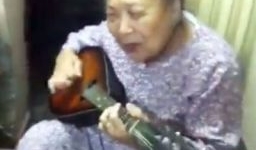 Clip: Cụ bà ôm guitar hát 'cô gái mở đường'