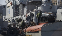 Clip: Quân đội Nga đổ bộ lên tàu chiến Ukraine