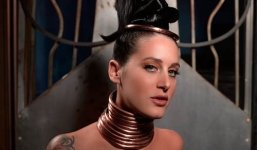 Cô gái xinh đẹp tự kéo dài cổ gần 30 cm