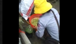 Video cốm pha phẩm màu gây sốt cộng đồng mạng 