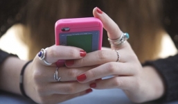 Nữ sinh đăng ảnh nude toàn thân để..trả thù bố mẹ