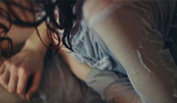 Nữ phóng viên bị hiếp dâm tập thể trong nhà máy dệt bỏ hoang