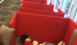 Đỏ mặt những cặp đôi 'yêu' hớ hênh ngay trong trường học