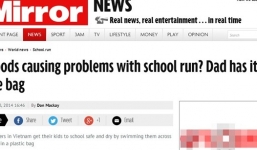 Học sinh chui vào túi ni lông vượt suối đến trường lên báo nước ngoài