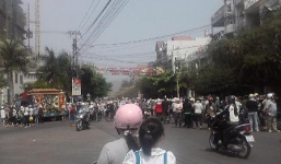 Kẹt đường do hàng ngàn người chen chúc xem đám tang