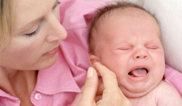 Mẹ vứt con 4 ngày tuổi xuống sông