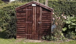 Nhốt vợ trong nhà kho vì hát không ngừng khi mẹ chồng qua đời