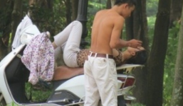 Hí hửng cởi sạch đồ nằm ôm 'gái lạ', bị đánh tơi bời