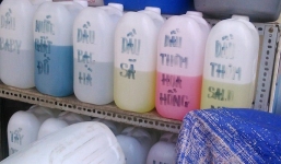 Sữa tắm, dầu gội 12.000 đồng/lít ở chợ hóa chất Kim Biên
