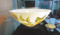 Đại gia đổi xe sang hơn 10 tỉ đồng để lấy 1 chiếc bát gốm