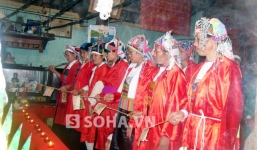 Lạ kỳ nàng dâu mặc áo đỏ, quạt cho người chết trong đám tang