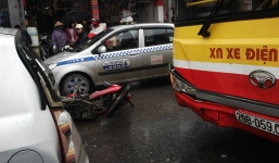 Xe buýt đâm xe máy, 1 người nhập viện