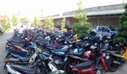 Công an dùng xe tải để bao vây 'quái xế'