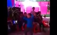 Clip: Bé trai 4 tuổi 'quẩy' tưng bừng trong đám cưới