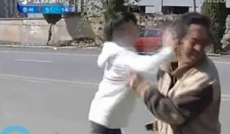 Con gái thuê côn đồ đánh dằn mặt cha đẻ