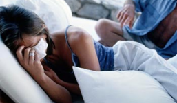 Ghen tuông bắt vợ vừa âu yếm, vừa chửi thề tình cũ