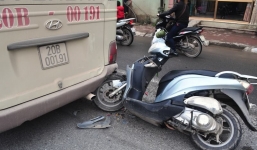 Đâm vào đuôi xe khách đang dừng đèn đỏ, một người nguy kịch