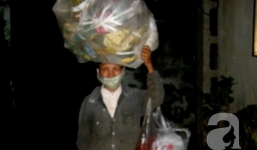 Bà lão nhặt rác đeo trang sức vàng đầy người để “trêu ngươi” số phận