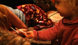 Cận cảnh cuộc sống bé gái 2 tuổi ngập trong ma túy và rượu