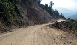 Xe chở đoàn văn công lao xuống vực, 10 người bị thương