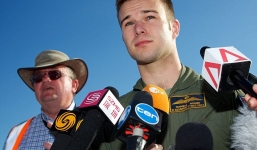 Phi công điển trai tìm máy bay mất tích khiến dân mạng phát sốt