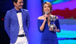 Mỹ Tâm nhận cúp Nghệ sĩ xuất sắc Đông Nam Á tại sân khấu Vietnam Idol