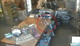 Video đĩa thủy tinh tự rơi trong nhà hàng 'ma ám'