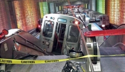 Tàu khách trật đường ray, lao lên thang cuốn