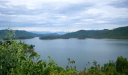 Ba mẹ con cô giáo bị trói vào nhau chết dưới lòng hồ