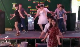 Clip: Cô dâu 'quẩy' tưng bừng trong đám cưới
