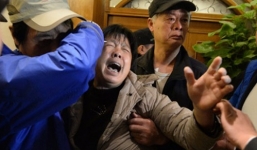 Clip: Người nhà “phát điên” khi nghe tin “MH370 đã rơi, không còn ai sống sót”