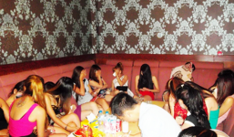 Đột kích quán bar giữa trung tâm Sài Gòn, hàng trăm dân chơi nhốn nháo