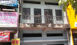 Rùng mình trước những ngôi nhà hoang 'nửa đêm nghe tiếng khóc...'