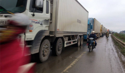 Xe container ùn ứ hơn 15 km từ TP.Lạng Sơn đến cửa khẩu Tân Thanh