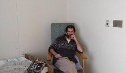 Bị đưa vào bệnh viện tâm thần vì mang tệp USD tặng người đi đường