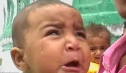 Clip: Nghi lễ kinh hoàng ném trẻ con từ độ cao 9m ở Ấn Độ