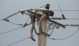 Nam thanh niên đứt hai bàn tay do điện giật