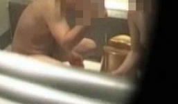 Bị phát tán cảnh nóng vì mây mưa trong nhà tắm công cộng