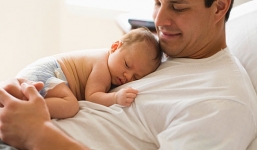 Bố càng già, con càng dễ bị... xấu trai