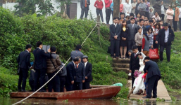Cô dâu 'đu' dây qua sông về nhà chồng ở Hà Nội