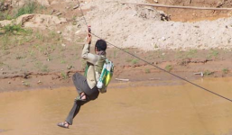 Miền núi chui vào túi bóng, Hà Nội 'đu' dây qua sông